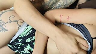 Poskušam ohraniti tišino, medtem ko me nepričakovano jebejo z ogromnim kurcem v mojo tesno in mokro pičko.