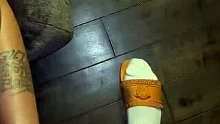 אנאל רטוב עם יריקה על תחת MILF בסלון