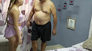 Min steddatters træning! Hendes saftige fisse gør mig vild!