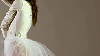 ブロンド体操選手が柔軟性をアピールする素晴らしいアスレチックワークアウト