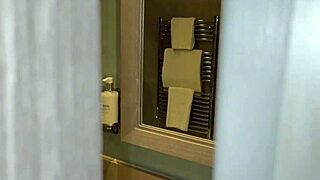 Hete Stiefmoeder Deelt Bed en Strakke Kont met Stiefzoon.