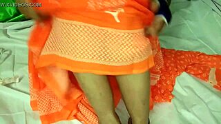 Indijska dlakava pička dobi divjo zunanjo akcijo z velikim ritnim parom 😜