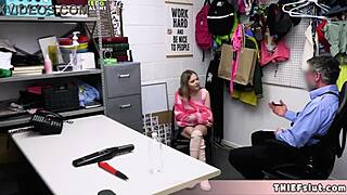 Rozkošná blondýnka Coco krade v sexshopu a nabízí těsnou pičku na drsný doggystyle