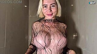 בלונדינית עם ציצים ענקים מתגרה במקלחת! 😘