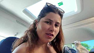 暴露狂在公交车上引诱熟女大胆公共口交手淫