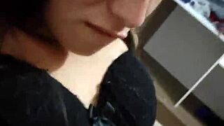 فتيات شابات بناتي كس مبلل يرطب بقوة. صغيرة 18+ هاوية تشوق زبي!