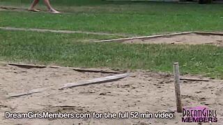 Γυμνές χορεύτριες ανταγωνίζονται σε άγρια παιχνίδια έξω