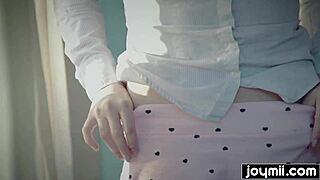 Joymiis kiihottunut yliopisto tyttö Luna Rival houkuttelee parhaan ystävänsä seksiin