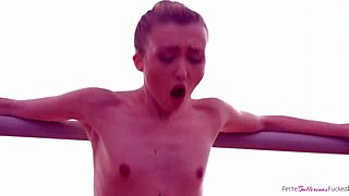 sitna 18+ balerina dobija obrijanu pičku lizanu dobro