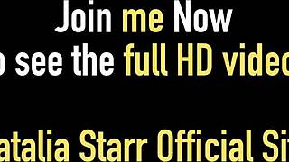 Szőke Natalia Starr mutogatja a trimmet lingerie-ben