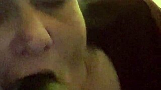 Vau, mamina usta se osećaju tako dobro na tom ogromnom crnom kurcu, ne može da se zasiti njenih dubokih veština! Jednostavno neverovatno!