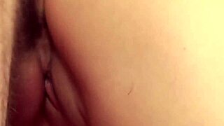 فتاة عذراء تجرب جنسها الأول عن قرب.