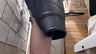 야, 화장실에서 의붓엄마 자위하는 거 히든캠으로 잡았어, 야생 스터프!