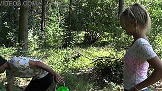 Туристы жестко трахаются в лесу на быстрый перепих