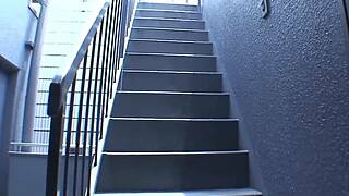 이 마른 일본 새엄마 미우 시노하라를 호텔에서 참을 수 없이 박아. 불꽃임!