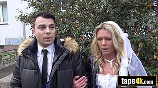 Windykator rucha opaloną blond pannę młodą podczas gdy mąż patrzy