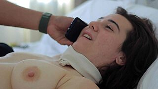 Les yeux bandés, un inconnu domine dans ma chambre d'hôtel