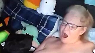 Heiße reife Frau macht nacktes Yoga und befriedigt sich dann.