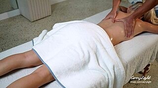 Dei orgasmos inesperados aos clientes do spa