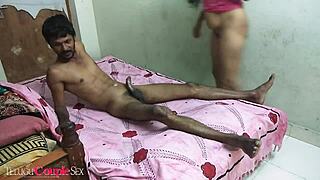 Vroč orgazem z naravnimi joškami indijske žene v postelji med erotičnim telugu hindijskim klepetom