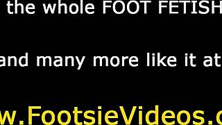 Uhh, la blondie donne un footjob au boulot, tellement chaud... peux pas arrêter de regarder !