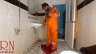 Домакиня без гащи примамва водопроводчик в гореща среща. Гледай как го съблазнява с сурова страст сега!