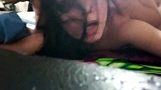 زوج الأم يزني ابنة الزوجة أثناء مكالمة الأم