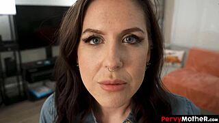 בחור מגרה אינטנסיבית את אמא כדי לשחרר את הכאב הנפשי שלה בפנטזיה טאבו.