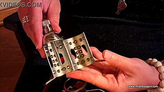 Dominatrix Mistress April bearbeitet Ms Kittens Privat-Patientin