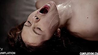 Бюстова естествена Алис Пийчи пълнена с гореща сперма в путката