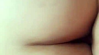 mis hermanastras limpian, así que me cuelo para follarla