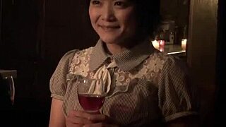 일본 베이비 Yuriko Takahata가 촛불 켜진 방에 남자친구랑 들어가