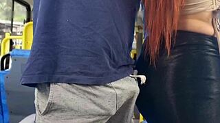 大学生在公交车上被操