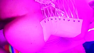 Encontro intrigante onde a garçonete latina do bar em Nova York abraça diversão sem proteção com estrangeiros