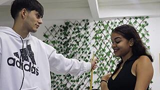 Latina brunette geneukt door stiefbroer in poolhal tijdens lessen