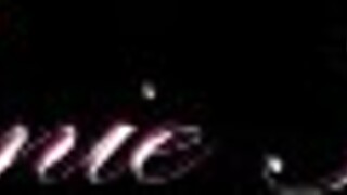 Ogromne cyce wypadają z jej ciasnej niebieskiej koszulki