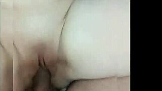 Napalona przyrodnia siostra wyciska mnie intensywną jebaniem