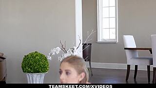 تين باي يعرض كس أشقر ضيق يتسرب لبن بعد نيك عنيف.