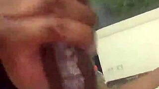 Твърд задник поема голям черен кур с експлозивни изстрели в дива сесия