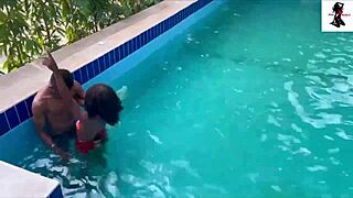 Приятелят ми ме чука силно след плуването ни