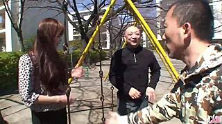 Japansk milf Hitomi Kanou suger hård pik dybt