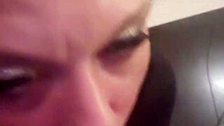 Ε, θέλεις να με δεις να καταπίνω αυτό το τεράστιο μαλάκια βαθιά; 😜