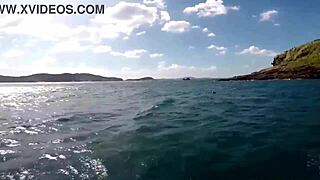 Γαμάει στη Λάντζα με Μεγάλα Τιτς που Αναπηδούν σε Δημόσιο Εξωτερικό Πούτσα Ράιντ