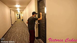 Эй, пицца-шлюхи, хотите эту специальную доставку с лишним соусом?