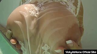 Milf blond Vicky Vette knullar fitta med dildo vid poolen