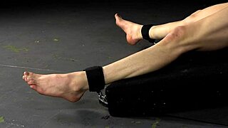 捆绑小伙鸡巴在硬核男同肛交中被猛抽