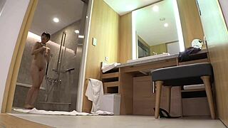 来看看Kurumi，20岁狂野日本宝贝喜欢硬核。