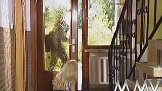 Blond babe knuller hardt på kjøkkenbenken 🍆