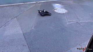 Děvka se prodává levně cizinci ve vanu