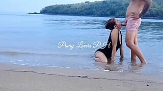 Para amatorów cieszy się seksem na plaży z intensywnym lizaniem cipki